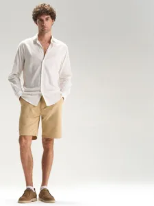 Gros plan sur les détails du short casual en kaki, tissu respirant pour l'été.