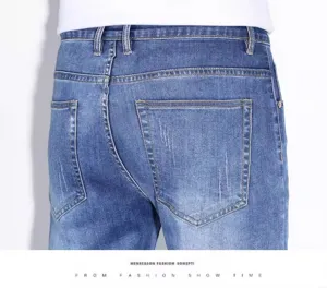 Vista dettagliata di jeans elasticizzati da uomo con cuciture delle tasche posteriori.