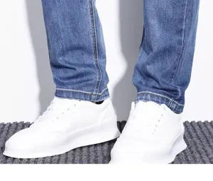 Vista di dettaglio ravvicinata di jeans elasticizzati da uomo che mostrano gamba scarpe.