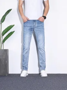 Jeans da uomo in denim elasticizzato azzurro, vestibilità dritta estiva casual, stile quotidiano.