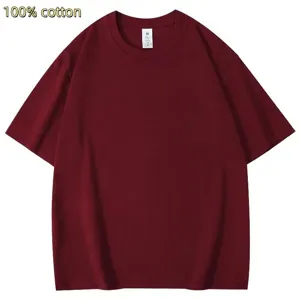 Gedetailleerd overzicht van de kraag en textuur van het bordeauxrode oversized katoenen shirt.