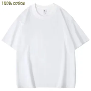 Gedetailleerd overzicht van witte katoenen korte mouw t-shirt stof en kraag label.