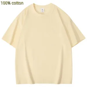 Gedetailleerd uitzicht op de kraag en schouder van het lichtgele katoenen t-shirt.