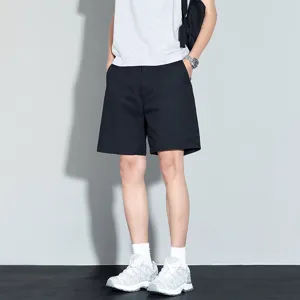 Vue détaillée du short noir pour homme, tissu confortable idéal pour la saison estivale.