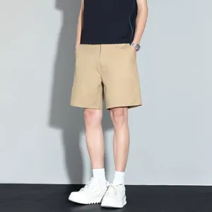 Gros plan sur le détail du short kaki décontracté pour homme, coton respirant d'été.