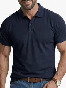 Polo da uomo blu scuro a maniche corte vista dettaglio, colletto classico e bottoni fini.