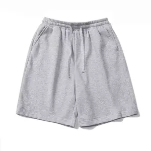 Bequeme graue Baumwoll-Sweatshorts für Herren mit verstellbarem Kordelzug und praktischen Taschen.