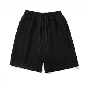 Schwarze Herren Sportshorts mit bequemem Kordelzug und atmungsaktivem Baumwollstoff.