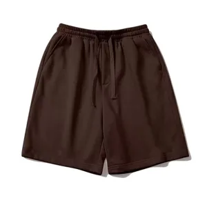 Herren braune bequeme lässige Sportshorts mit elastischem Kordelzug und praktischen Taschen.