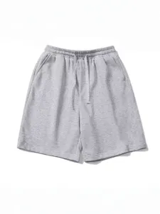 Bequeme graue Herren Sweatshorts aus hochwertiger Baumwolle mit Kordelzug und praktischen Taschen.