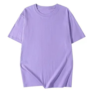 T-shirt casual da uomo a maniche corte viola, vista dettagliata sul tessuto morbido base.