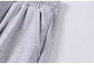 Λεπτομερής όψη casual γκρι παντελονιού φόρμας με ελαστική ζώνη και πλαϊνές τσέπες.