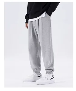 Άνετο γκρι παντελόνι φόρμας casual στυλ με πολύ φαρδιά γραμμή και ελαστικά τελειώματα στα μπατζάκια.