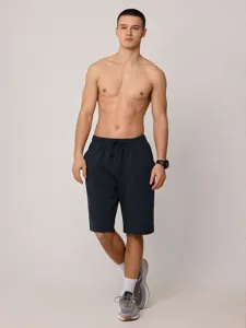 Detailaufnahme von Herren Freizeithose einfarbig gerade geschnitten, ideal fur den Sommer.