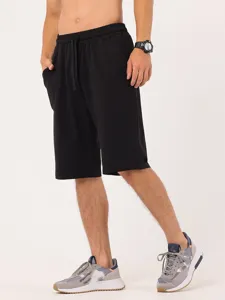 Herren lässige lose gerade Shorts Detail, bequemer Baumwollstoff für Sommerkleidung.