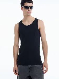 Black cotton tank top detail view, comfortable breathable fabric for men's daily wear.