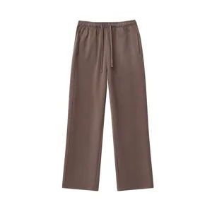 Braune Baumwoll-Jogginghose Detailansicht mit elastischem Kordelzug und weitem Beinschnitt.