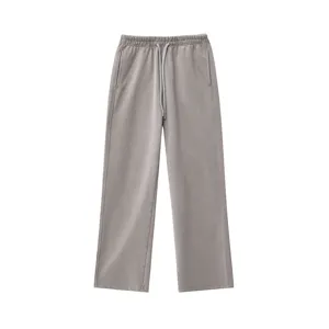 Detailansicht graue Baumwoll-Jogginghose, bequeme lockere Freizeithose für Herren und Sport.