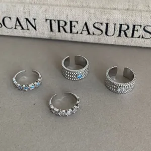 Bague Ouverte en Alliage de Cuivre Étoile Design de Niche pour Femmes Luxe Abordable Strass Bleu Blanc Large Tissé Ajustable