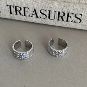 Bagues ouvertes larges en argent avec texture tressée et pierres. Bijou chic et tendance.