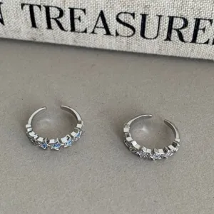 Bagues ouvertes argentées avec cristaux bleus et blancs, design de niche chic, bijoux tendance.