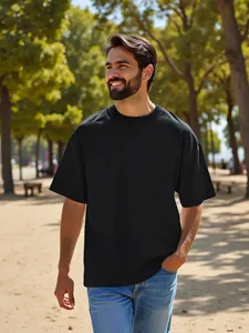 Detailaufnahme zur Präsentation des schweren Baumwoll Oversize T-Shirts draußen.