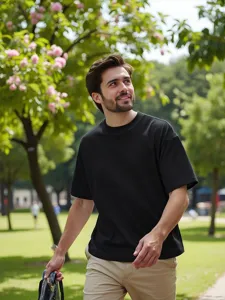 Detailansicht eines schwarzen Baumwoll-T-Shirts mit legerem Schnitt im Park getragen.