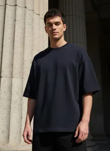 Detailansicht des einfarbigen, lockeren Kurzarm-Herren-T-Shirts in dunklem Blau, lässig.
