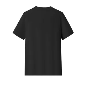 Dettaglio t-shirt nera maniche corte, stampa verticale posteriore minima, maglia basic.