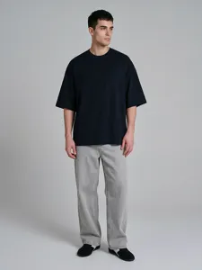 Herren lässiges oversize Kurzarm T-Shirt Detailansicht, bequeme Baumwollkleidung im Alltag.