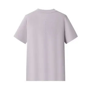 Vista di dettaglio di una t-shirt a manica corta viola chiaro con motivo sul retro.