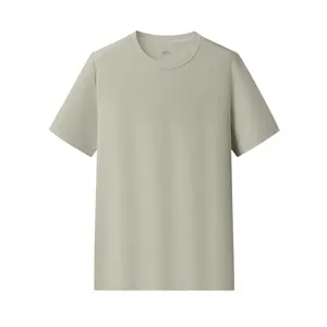Vista dettagliata di t-shirt tinta unita a maniche corte e girocollo verde grigio chiaro.
