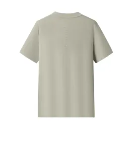 Dettaglio posteriore di t-shirt casual a manica corta verde chiaro con fori traspiranti.