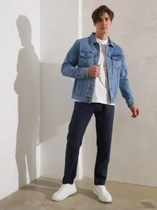 Detailansicht der vintage gewaschenen Jeansjacke am Model im professionellen Studio.