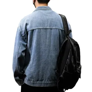 Rückansicht der lockeren, gewaschenen Jeansjacke mit Details und lässiger Passform.
