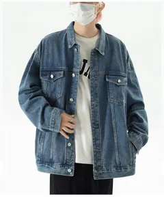 Detailansicht der Vintage Waschung lose Jeansjacke mit Metallknöpfen und Klappentaschen Textur.