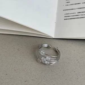 Minimalistische meerlaagse draadring met doorschijnende kralen elegante sierad