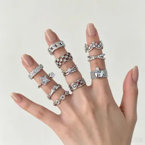 Elegante stapelbare zilverkleurige zirkonia ringen set voor dames, modieuze sieraden.