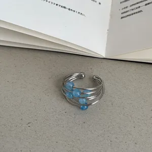 Meerstrengse wikkelring met lichtblauwe natuurstenen kralen in Koreaanse modestijl.