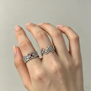 Prachtige zilveren ringen in Franse vintage stijl met rode zirkoon detail close up