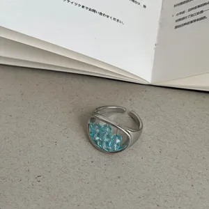 Zilverkleurige metalen open ring met blauwe kralen en uniek abacus ontwerp hoofdfoto