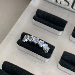 Vue détaillée de la bague étoile bleue de luxe, bague ouverte de mode exquise pour femmes.