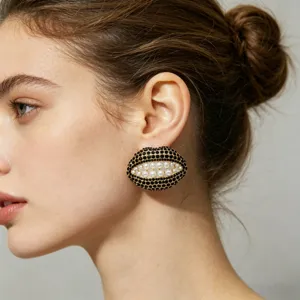 Overdreven lip strass parel oorbellen, uniek geometrisch metaal ontwerp voor dames.