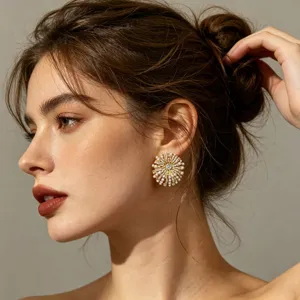 Overdreven metalen zonnestraal parel oorbellen, luxe diamanten geometrische oorknopjes dames.