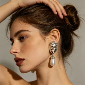 Overdreven surrealistische gezicht metaal oorbellen met parel hanger voor sieraden