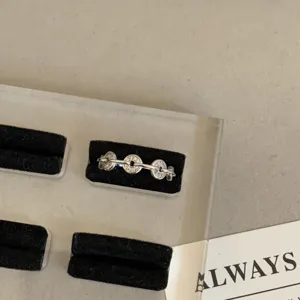 Gedetailleerd opname van een vintage zilveren zirconia ingelegde cirkel schakelring.