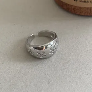 Koreanischer silberner offener Ring mit funkelndem Zirkonia Blumen Design Alltag chic