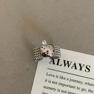 Prachtig detail van zilveren kralenring met sprankelende kleurrijke zirkoniastenen.