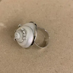 Handgemaakte natuurlijke schelp ring met strass steentjes, elegante slak design detail dames.
