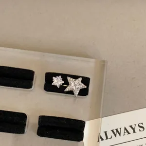 Gedetailleerd overzicht van een chique Franse retro dubbele ster zirkonium ring in zilver.